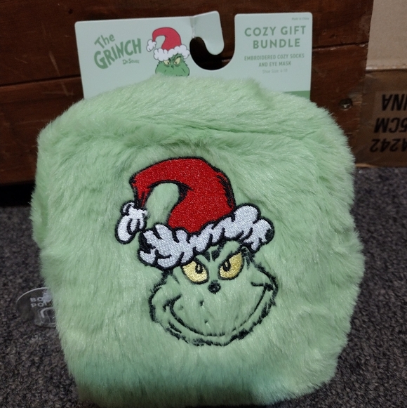 The Grinch Accessories - Dr Seuss The Grinch Embroidered Super Cozy Gift Bundle Socks, Eye Mask & Pouch